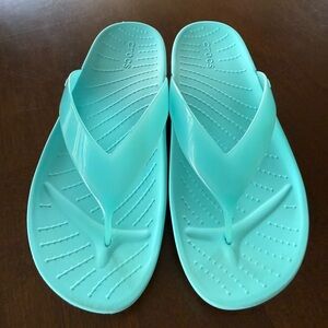 Crocs Turquoise Flip Flop Sandals Women’s Size 7